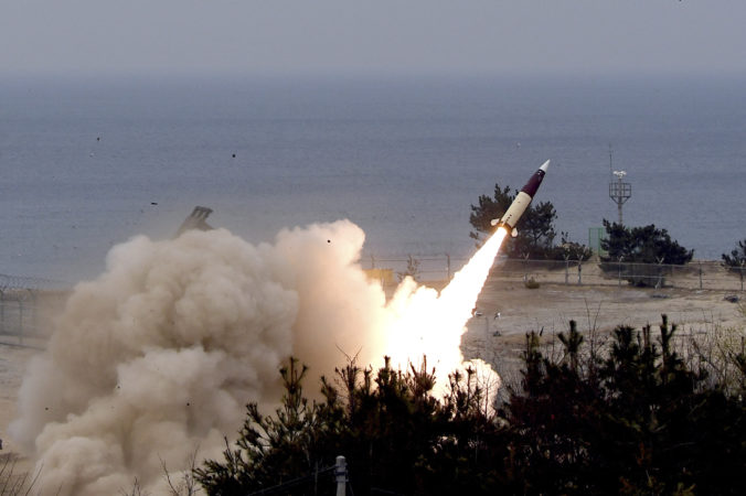 Ukrajina ohrozuje raketami ATACMS muničné sklady v ruskom tyle. Moskva si bude musieť vybrať z dvoch možností
