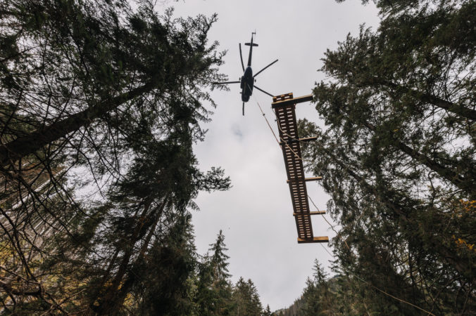 Jaloveckú dolinu v Západných Tatrách uzavrú pre rekonštrukciu chodníkov, nosné trámy im doviezol vrtuľník (foto)