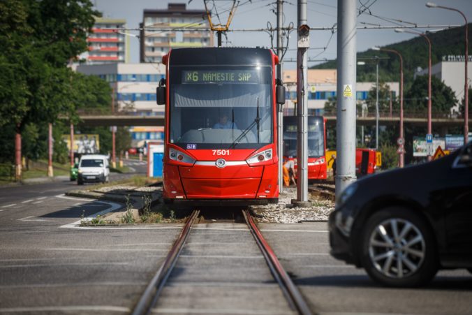 Na Vajnorskej zrazila električka chodca, zraneniam podľahol