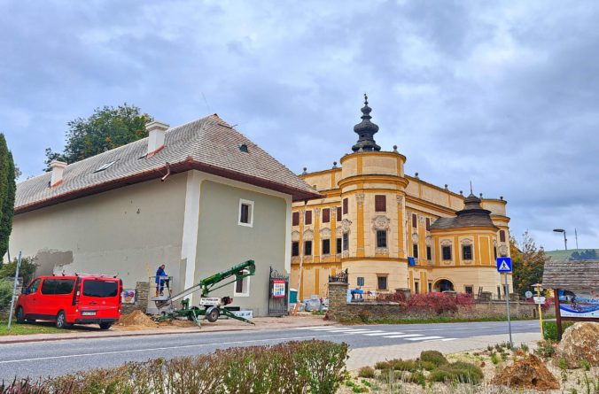 Renovácia Kúrie Zuzana v Markušovciach sa po roku blíži ku koncu, cena stavebných prác sa však navýšila (foto)