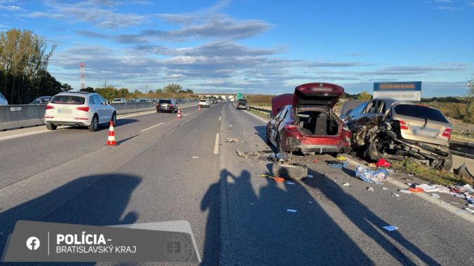 Na diaľnici D1 v smere na Senec sa stala vážna dopravná nehoda, na mieste zasahuje vrtuľník a dve sanitky