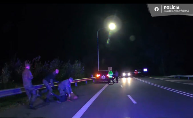Nočná naháňačka v okolí Bratislavy: Polícia zadržala auto s 15 migrantmi zo Sýrie (video)