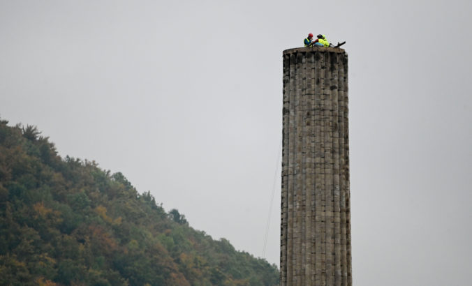 Zo širšieho centra Trenčianskych Teplíc zmizne 80-metrový komín postavený pred 55 rokmi (video+foto)