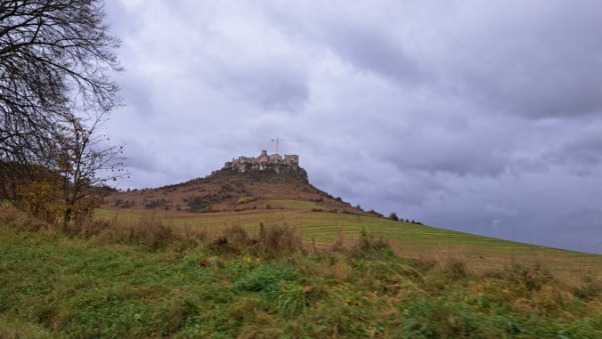 Zo Spišského hradu po vyše roku zmizne žeriav, môže sa pokračovať v rekonštrukcii (video+foto)