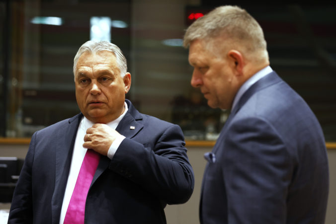 Fico a Orbán čelia otázkam o ich neochote vojensky podporiť Ukrajinu. Členov samitu zaujíma, čo bude po výhre Ruska