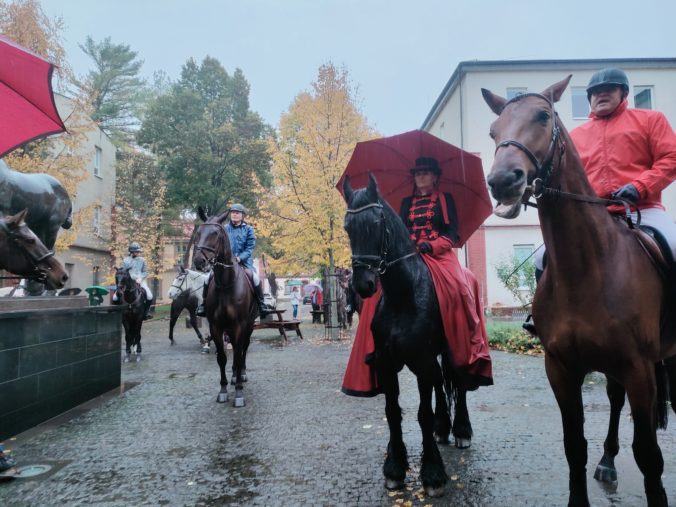 Tradičnej Hubertovej jazde v Košiciach tento rok neprialo počasie (foto)