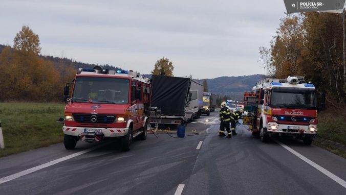 Čelnú zrážku s kamiónom pri Krásne nad Kysucou neprežil 20-ročný Poliak, vozidlom prešiel do protismeru (foto)