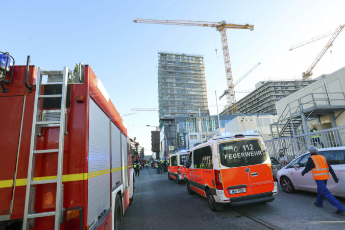 Pád lešenia na stavenisku v Hamburgu neprežilo viacero ľudí, ďalší sú nezvestní