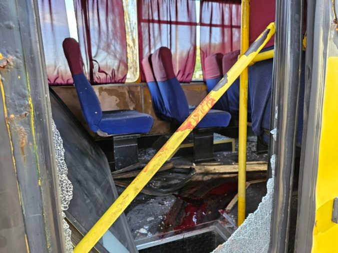 Ruská paľba zasiahla v Chersone linkový autobus, zranených je sedem ľudí (foto)