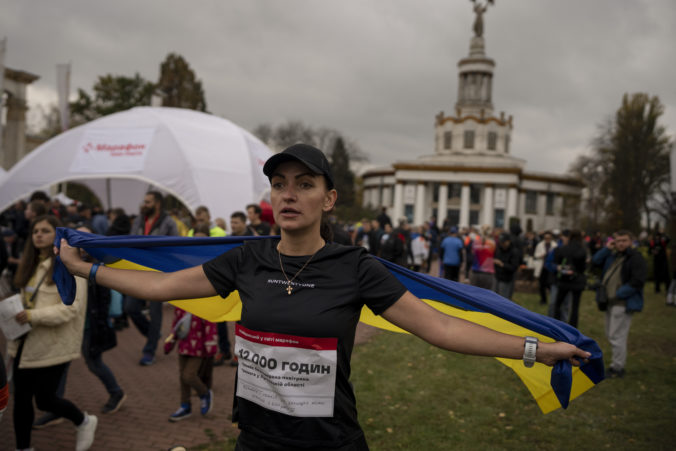 Tisíce Ukrajincov bežali na „najdlhšom maratóne na svete“, uctili si pamiatku padlých vo vojne proti Rusom (foto)