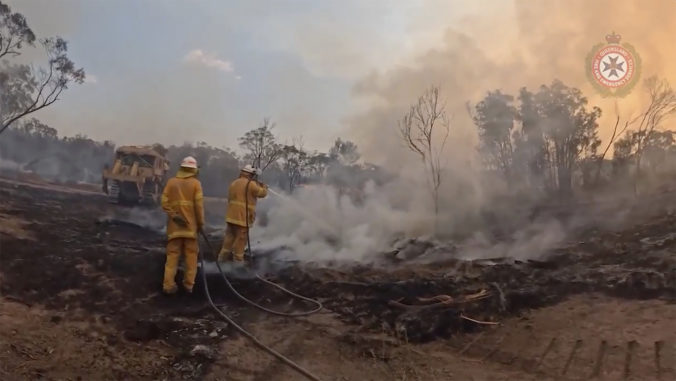 Lesný požiar v Austrálii zničil viac ako 50 domov a našlo sa aj obhorené ľudské telo (video)