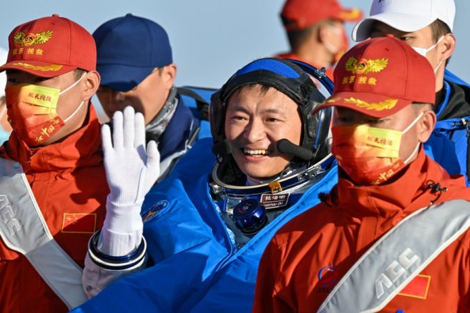 Po polročnej misii sa na Zem vrátili traja čínski astronauti, vystúpili na okraji púšte Gobi (video)