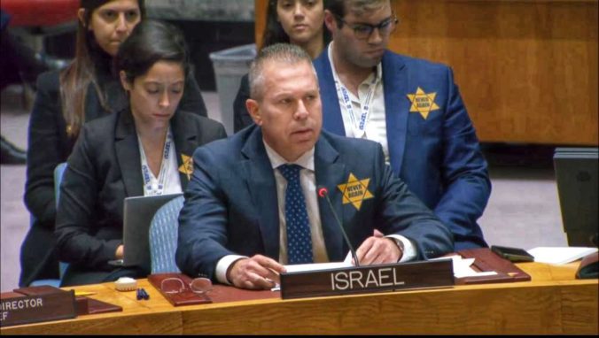 Predseda pamätníka holokaustu Jad Vašem skritizoval veľvyslanca Izraela, na obleku mal žltú Dávidovu hviezdu