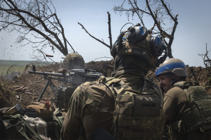 Ukrajinci pri Bachmute pokračujú v ofenzíve, z obranných do útočných akcií prešli aj Rusi