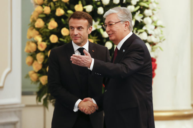 Macron počas návštevy Kazachstanu pochválil prezidenta Tokajeva za to, že odmietol byť „vazalom akejkoľvek moci“