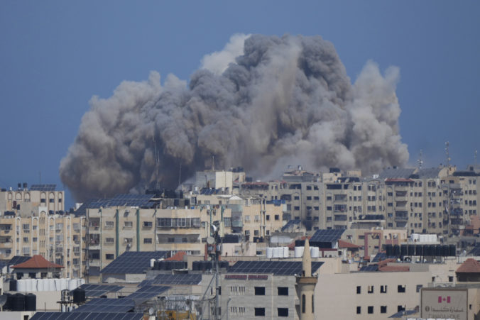 Pri útoku na utečenecký tábor zomrelo sedem rukojemníkov, tvrdí Hamas