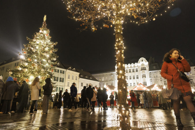 Bratislavské Vianoce tento rok prinesú niekoľko noviniek, na Hlavnom námestí už stojí aj stromček (video)