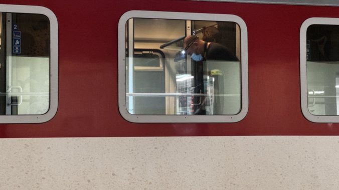 Muž pobodal vo vlaku 22-ročnú ženu a chcel ujsť, zadržali ho ďalší cestujúci (foto)