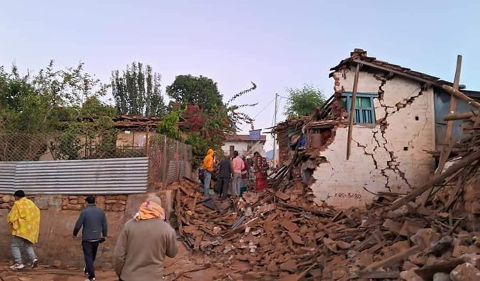 Nepál zasiahlo zemetrasenie s magnitúdom 5,6 a vyžiadalo si desiatky mŕtvych, úrady očakávajú nárast obetí (foto)