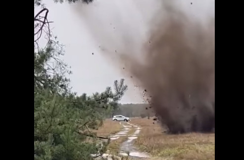 Policajný pyrotechnik zneškodnil nevybuchnutú leteckú muníciu (video)
