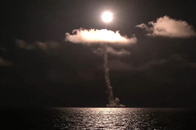 Rusi tvrdia, že úspešne otestovali medzikontinentálnu balistickú raketu Bulava schopnú niesť jadrové hlavice