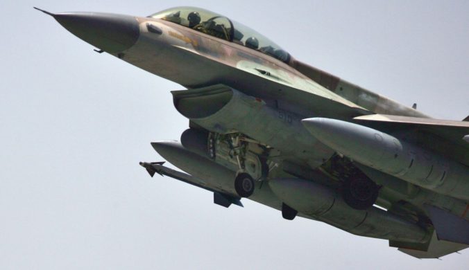 Päť stíhačiek F-16 pre výcvik ukrajinských pilotov už smeruje z Holandska do Rumunska