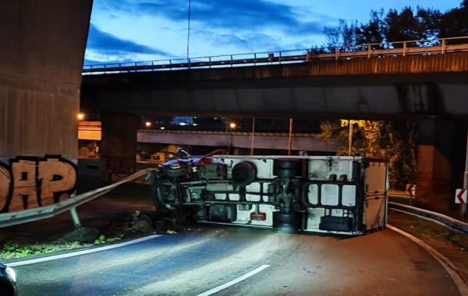 Nákladné vozidlo sa prevrátilo na zjazde z Prístavného mosta v Bratislave, polícia odkláňa dopravu (foto)