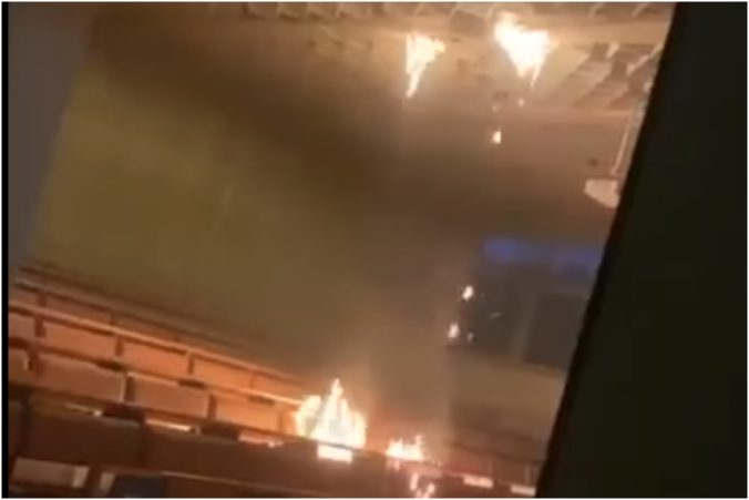 Požiar na Ekonomickej univerzite v Bratislave spôsobila porucha svietidla, škodu predbežne vyčíslili na tisíc eur (video)