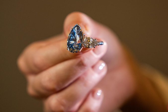 V Ženeve vydražili vzácny modrý diamant za viac ako 44 miliónov dolárov, prekonal očakávania (foto)