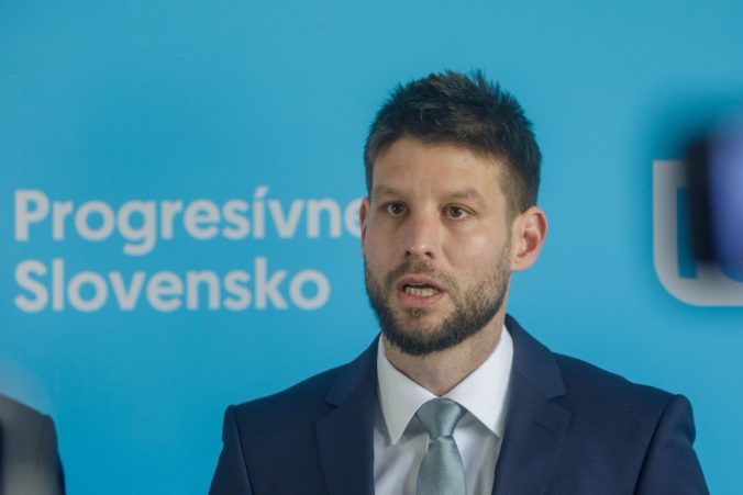 Minister vnútra Šutaj Eštok by mal odstúpiť, myslí si Šimečka. Poháňa ho túžba po pomste, tvrdí šéf progresívcov