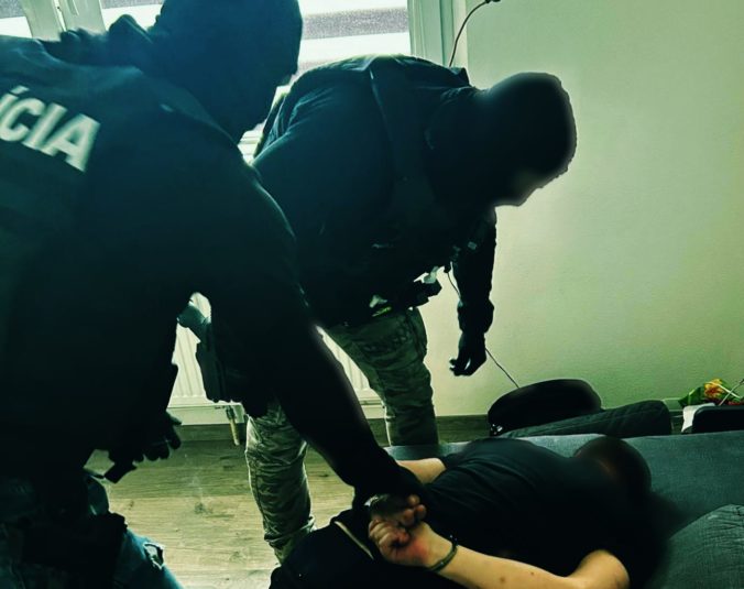 Banskobystrickí „kukláči“ zasahovali na sídlisku Sásová, 36-ročný muž bude mať podľa polície čo vysvetľovať (foto)