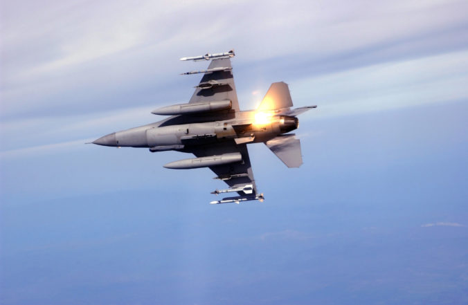 Niektorí ukrajinskí piloti už so stíhačkami F-16 cvičia aj na oblohe