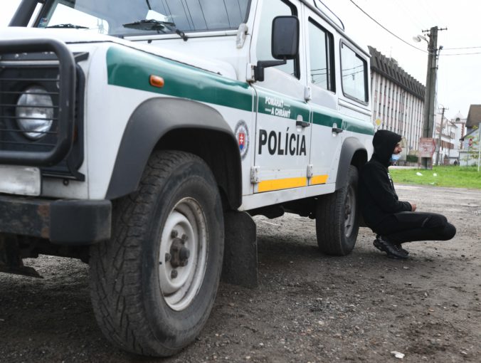 Národná jednotka boja proti nelegálnej migrácii zasahuje v Lučenci pre podozrenie z obchodovania s ľuďmi