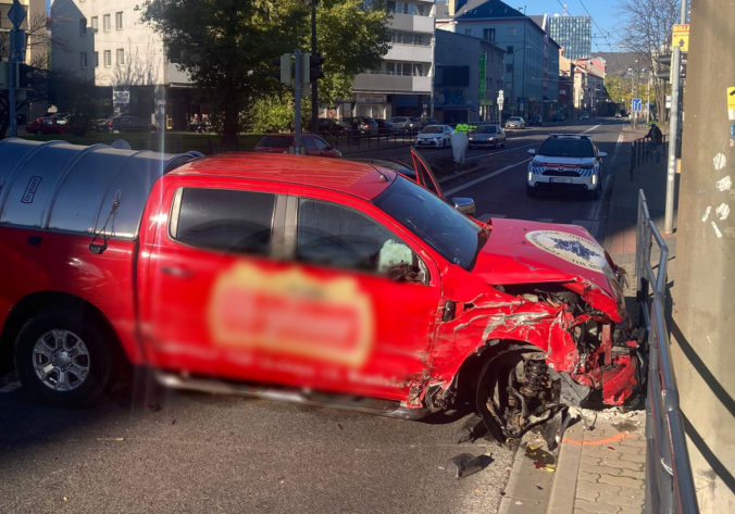 Opitý vodič poškodil autá na Košickej ulici v Bratislave, nafúkal takmer tri promile (foto)