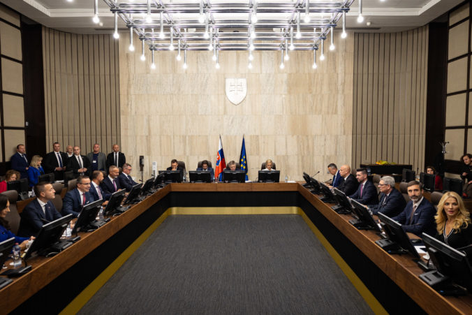 Ficov kabinet schválil programové vyhlásenie vlády, na rade je parlament