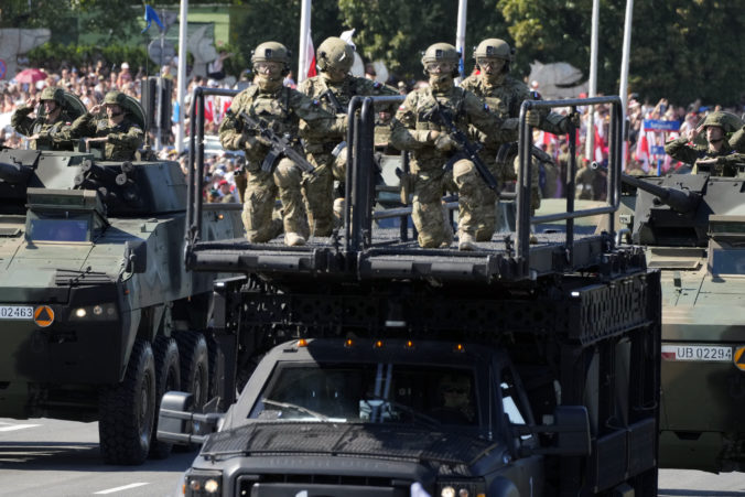 Poliaci nasadili tankový prápor na hranice s Bieloruskom, sú si vedomí hrozieb a chcú zabrániť napadnutiu krajiny