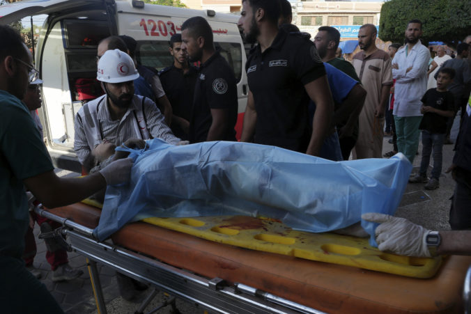 V najväčšej nemocnici v Pásme Gazy vykopali masový hrob, pochovali v ňom vyše 170 tiel vrátane bábätiek