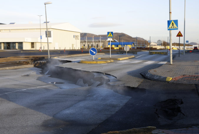 Islandské úrady budujú okolo geotermálnej elektrárne ochranné múry pred prúdmi lávy, vedci varujú pred sopečnou erupciou