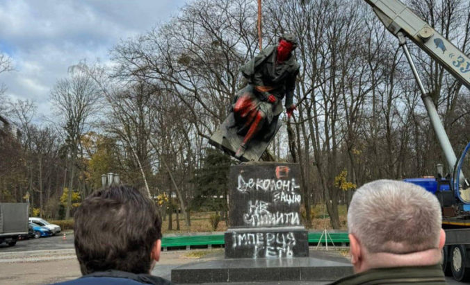 Kyjev odstránil pamätník ruského spisovateľa Puškina, nebol súčasťou ukrajinskej kultúry (video)