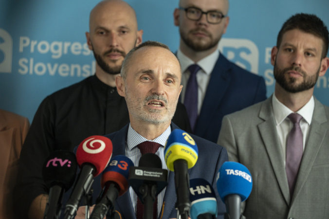 Programové vyhlásenie vlády je podľa progresívcov vágny a nekonzistentný dokument, chýbajú aj rámcové termíny (video)