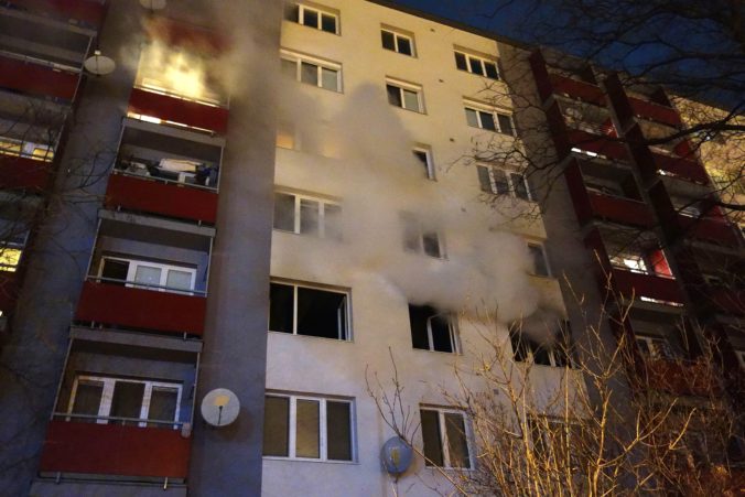 V Liptovskom Mikuláši horel byt, staršiu osobu vyniesli v bezvedomí