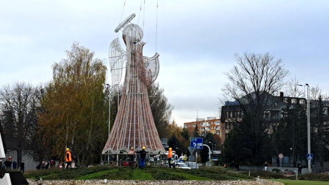 Mesto Poprad už zdobí 13-metrový anjel, priviezol ho vrtuľník (video+foto)