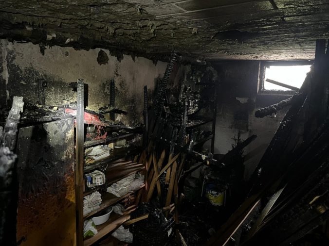 Trnavská polícia vyšetruje nočný požiar bytového domu v Skalici, niekto ho založil úmyselne (foto)
