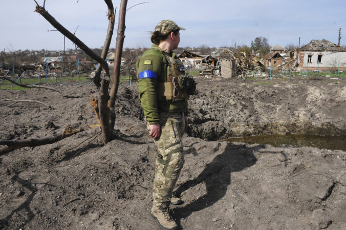 Počet žien v ukrajinských ozbrojených silách výrazne stúpol, priamo v bojovej zóne je ich viac než päťtisíc