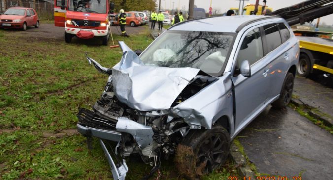 Zrážku dvoch áut v Trebišove neprežil jeden z vodičov, po náraze skončili obe autá mimo cesty (foto)