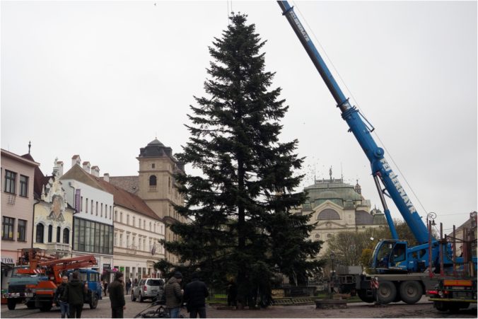 Hlavnú ulicu Košíc skrášľuje vianočný stromček, rozsvietenie výzdoby je naplánované na začiatok decembra (foto)