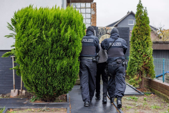 Nemecká polícia zatkla dvoch mužov obvinených z prevádzačstva. V extrémnych horúčavách prepravili viac ako 200 migrantov