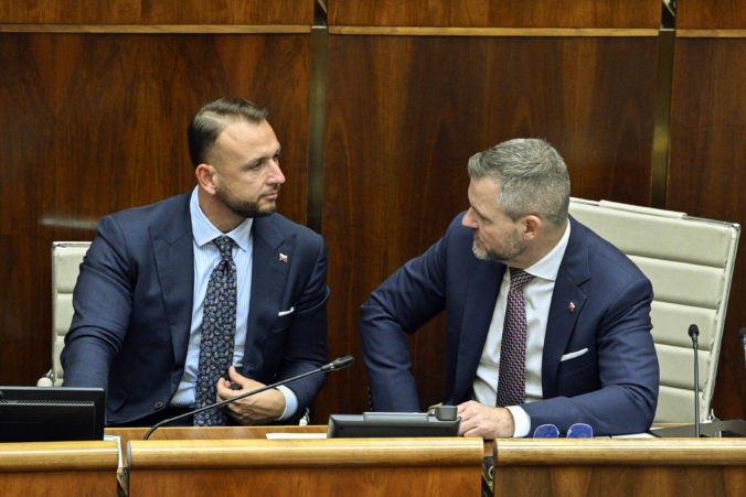 Odvolávanie ministra Šutaja Eštoka v parlamente. Otvorí sa mimoriadna schôdza? (naživo)