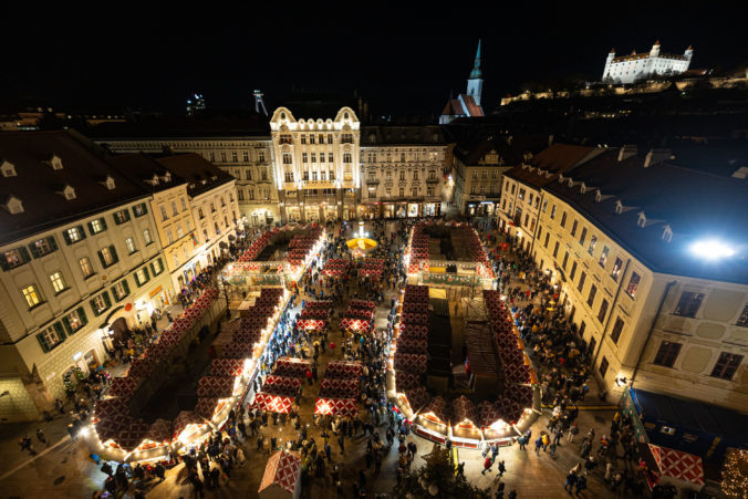 Vianočné trhy v Bratislave otvorili na Hlavnom aj Hviezdoslavovom námestí (video+foto)