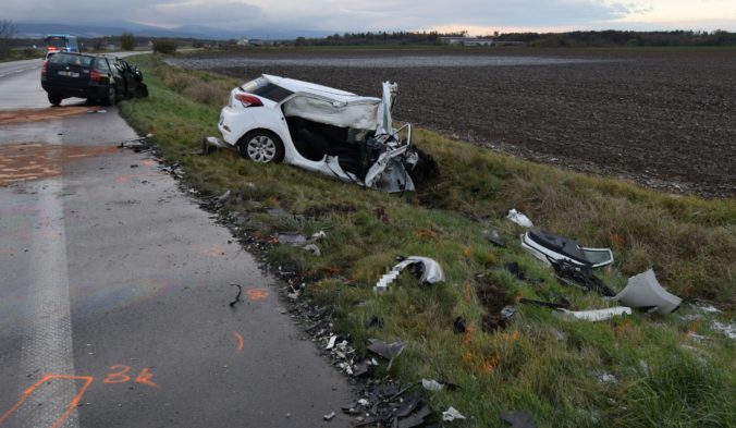 Čelnú zrážku dvoch áut neprežil zákazník z taxíka, nehoda sa stala medzi Senicou a Jablonicou (foto)